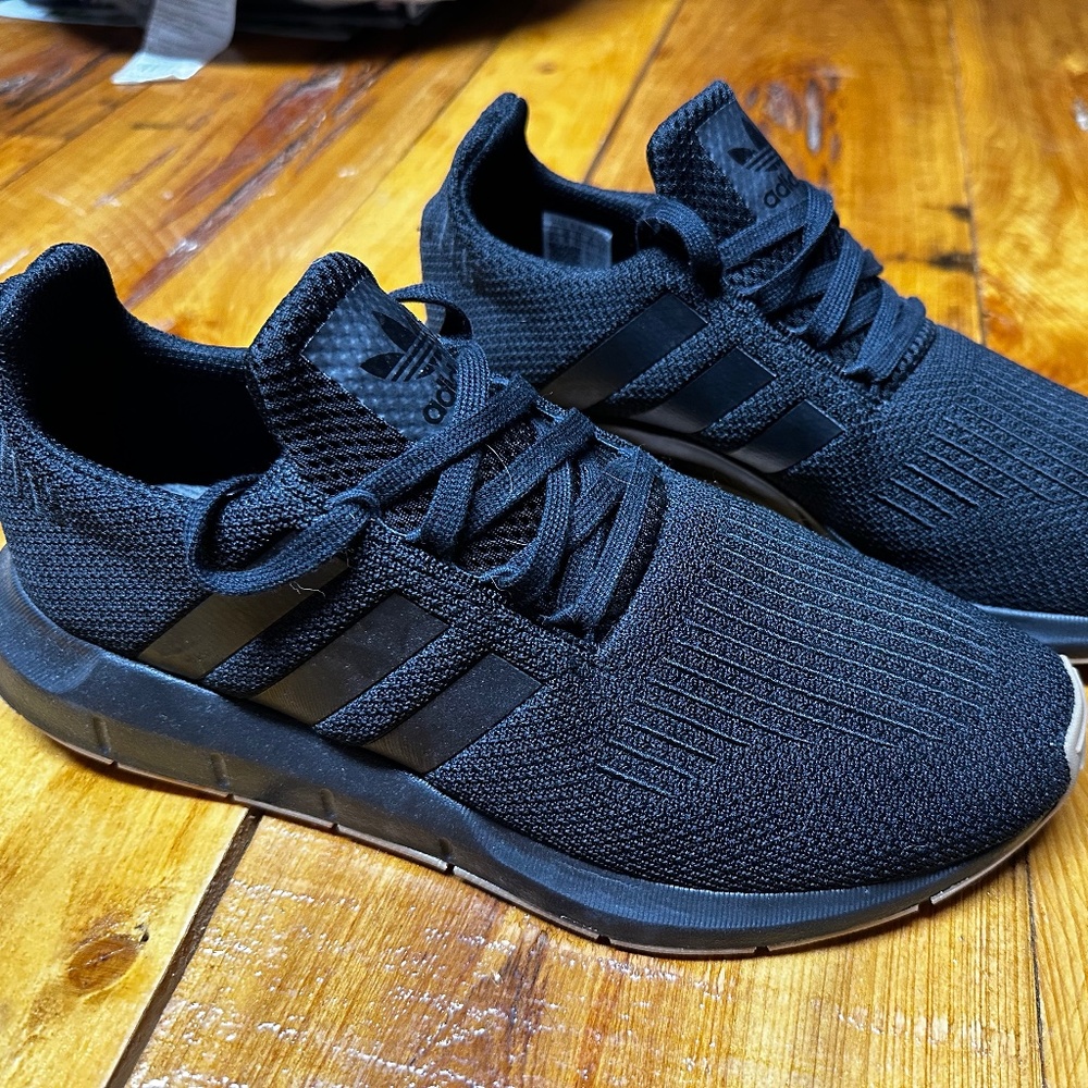 Adidas Swift Run Black Shoes Size 9.5